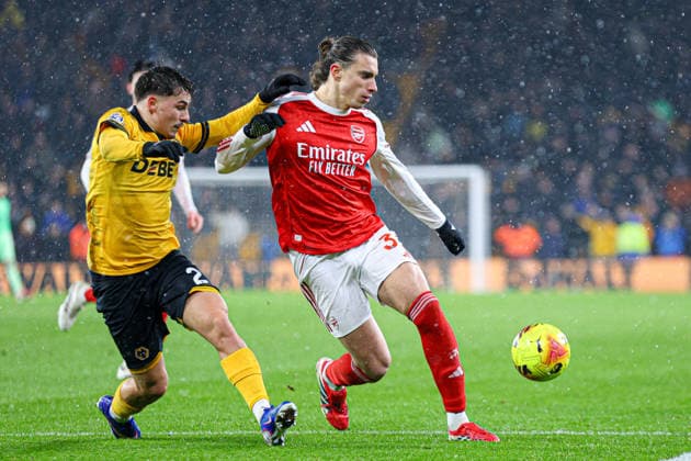 Riccardo Calafiori (33 Arsenal)) on the ball during the Premier League football match between Wolverhampton Wanderers and Arsenal at Molineux stadium in Wolverhampton, England Copyright: xNataliexMincher SPPx Sportspressphoto_SPR94669