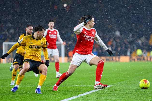 Riccardo Calafiori (33 Arsenal)) on the ball during the Premier League football match between Wolverhampton Wanderers and Arsenal at Molineux stadium in Wolverhampton, England Copyright: xNataliexMincher SPPx Sportspressphoto_SPR94670