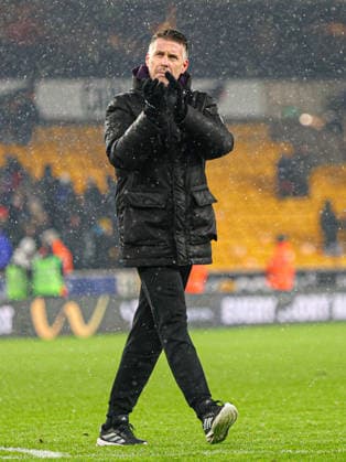 Wolves manager Rob Edwards at full time of the Premier League football match between Wolverhampton Wanderers and Arsenal at Molineux stadium in Wolverhampton, England Copyright: xNataliexMincher SPPx Sportspressphoto_SPR94674