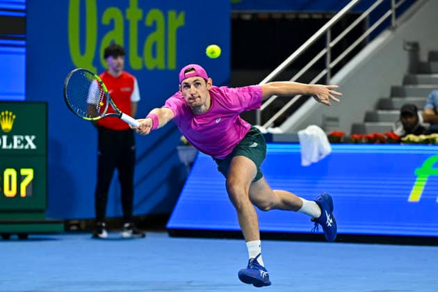 ATP, Tennis Herren QATAR EXXONMOBIL OPEN-ROUND OF 16 Valentin Royer of France competes against Carlos Alcaraz of Spain in the Round of 16 at the ATP men s Qatar ExxonMobil Open 2026 tennis tournament at the Khalifa International Tennis Complex in Doha, Qatar, on February 18 2026. DOHA Qatar Copyright: xNOUSHADx