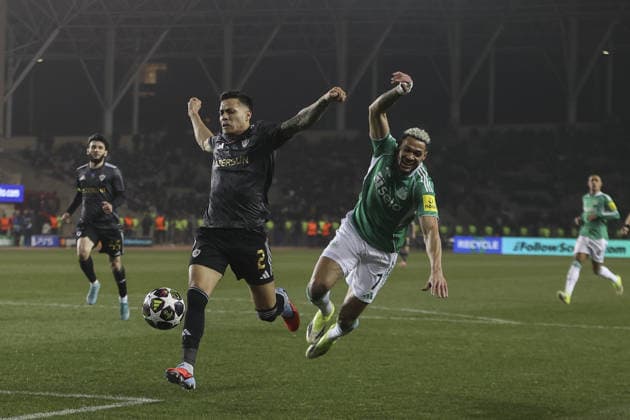BAKU, AZERBAIJAN - FEBRUARY 18: Joelinton of Newcastle United (R) and Matheus Silva of Qarabag (L) after the UEFA Champions League knockout phase play-off first leg football match between Qarabag and Newcastle United at the Tofiq Bahramov Republican Stadium in Baku on February 18, 2026. (Photo by Firudin Salimov Sports Press Photo) Copyright: xFirudinxSalimov SportsxPressxPhox Sportspressphoto_SPR94369