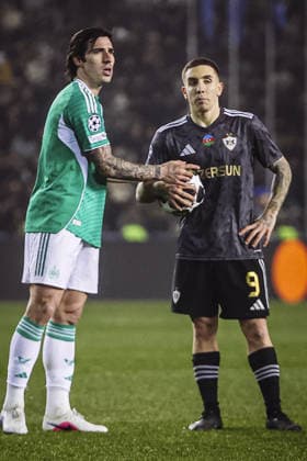 BAKU, AZERBAIJAN - FEBRUARY 18: Sandro Tonali of Newcastle United (L) and Joni Montiel of Qarabag (R) during the UEFA Champions League knockout phase play-off first leg football match between Qarabag and Newcastle United at the Tofiq Bahramov Republican Stadium in Baku on February 18, 2026. (Photo by Firudin Salimov Sports Press Photo) Copyright: xFirudinxSalimov SportsxPressxPhox Sportspressphoto_SPR94370