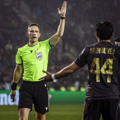 BAKU, AZERBAIJAN - FEBRUARY 18: Referee Espen Eskos gestures during the UEFA Champions League knockout phase play-off first leg football match between Qarabag and Newcastle United at the Tofiq Bahramov Republican Stadium in Baku on February 18, 2026. (Photo by Firudin Salimov Sports Press Photo) Copyright: xFirudinxSalimov SportsxPressxPhox Sportspressphoto_SPR94374