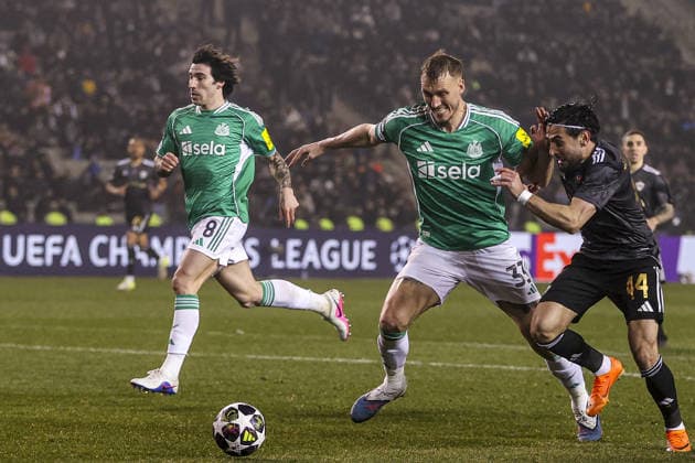 BAKU, AZERBAIJAN - FEBRUARY 18: Elvin Cafarguliyev of Qarabag (R) and Dan Burn of Newcastle United (L) fight for possession during the UEFA Champions League knockout phase play-off first leg football match between Qarabag and Newcastle United at the Tofiq Bahramov Republican Stadium in Baku on February 18, 2026. (Photo by Firudin Salimov Sports Press Photo) Copyright: xFirudinxSalimov SportsxPressxPhox Sportspressphoto_SPR94376