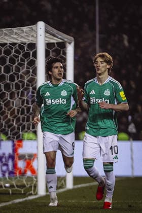 BAKU, AZERBAIJAN - FEBRUARY 18: Anthony Gordon of Newcastle United (R) celebrates after scoring a goal with Sandro Tonali of Newcastle United (L) during the UEFA Champions League knockout phase play-off first leg football match between Qarabag and Newcastle United at the Tofiq Bahramov Republican Stadium in Baku on February 18, 2026. (Photo by Firudin Salimov Sports Press Photo) Copyright: xFirudinxSalimov SportsxPressxPhox Sportspressphoto_SPR94378