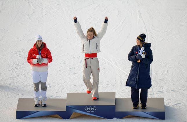 260218 -- CORTINA D AMPEZZO, Feb. 18, 2026 -- Gold medalist Mikaela Shiffrin C of the United States, silver medalist Camille Rast L of Switzerland, and bronze medalist Anna Swenn Larsson of Sweden attend the awarding ceremony of the alpine skiing women s slalom at the Milan-Cortina 2026 Olympic Winter games, Winterspiele,Spiele, Summer games in Cortina, Italy, Feb. 18, 2026. MICO2026ITALY-CORTINA D AMPEZZO-OLYMPIC WINTER GAMES-ALPINE SKIING-WOMEN S SLALOM FeixMaohua  (MICO2026)ITALY-CORTINA D AMPEZZO-OLYMPIC WINTER GAMES-ALPINE SKIING-WOMEN S SLALOM IMAGO FeixMaohua  imago images 0847986212