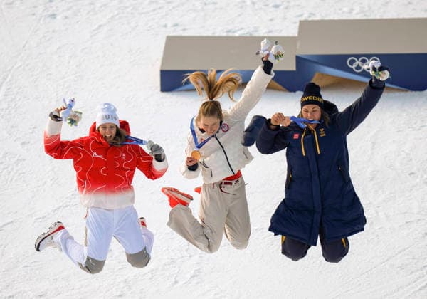 260218 -- CORTINA D AMPEZZO, Feb. 18, 2026 -- Gold medalist Mikaela Shiffrin C of the United States, silver medalist Camille Rast L of Switzerland, and bronze medalist Anna Swenn Larsson of Sweden celebrate during the awarding ceremony of the alpine skiing women s slalom at the Milan-Cortina 2026 Olympic Winter games, Winterspiele,Spiele, Summer games in Cortina, Italy, Feb. 18, 2026. MICO2026ITALY-CORTINA D AMPEZZO-OLYMPIC WINTER GAMES-ALPINE SKIING-WOMEN S SLALOM FeixMaohua  (MICO2026)ITALY-CORTINA D AMPEZZO-OLYMPIC WINTER GAMES-ALPINE SKIING-WOMEN S SLALOM IMAGO FeixMaohua  imago images 0847986629