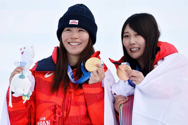 260218 -- LIVIGNO, Feb. 18, 2026 -- Gold medalist Fukada Mari L of Japan poses for photos with her teammate, bronze medalist Murase Kokomo, during the awarding ceremony of the snowboard women s slopestyle at the Milan-Cortina 2026 Olympic Winter games, Winterspiele,Spiele, Summer games in Livigno, Italy, Feb. 18, 2026. MICO2026ITALY-LIVIGNO-OLYMPIC WINTER GAMES-SNOWBOARD-WOMEN S SNOWBOARD SLOPESTYLE-FINAL WangxPeng  (MICO2026)ITALY-LIVIGNO-OLYMPIC WINTER GAMES-SNOWBOARD-WOMEN S SNOWBOARD SLOPESTYLE-FINAL IMAGO WangxPeng  imago images 0847986659