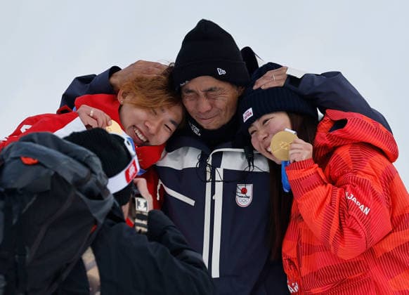 260218 -- LIVIGNO, Feb. 18, 2026 -- Fukada Mari R of Japan and Su Yiming L of China pose for photos after the snowboard women s slopestyle final at the Milan-Cortina 2026 Olympic Winter games, Winterspiele,Spiele, Summer games in Livigno, Italy, Feb. 18, 2026. MICO2026ITALY-LIVIGNO-OLYMPIC WINTER GAMES-SNOWBOARD-WOMEN S SNOWBOARD SLOPESTYLE-FINAL WangxPeng  (MICO2026)ITALY-LIVIGNO-OLYMPIC WINTER GAMES-SNOWBOARD-WOMEN S SNOWBOARD SLOPESTYLE-FINAL IMAGO WangxPeng  imago images 0847987029