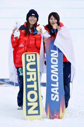 260218 -- LIVIGNO, Feb. 18, 2026 -- Gold medalist Fukada Mari L of Japan poses for photos with her teammate, bronze medalist Murase Kokomo, during the awarding ceremony of the snowboard women s slopestyle at the Milan-Cortina 2026 Olympic Winter games, Winterspiele,Spiele, Summer games in Livigno, Italy, Feb. 18, 2026. MICO2026ITALY-LIVIGNO-OLYMPIC WINTER GAMES-SNOWBOARD-WOMEN S SNOWBOARD SLOPESTYLE-FINAL WangxPeng  (MICO2026)ITALY-LIVIGNO-OLYMPIC WINTER GAMES-SNOWBOARD-WOMEN S SNOWBOARD SLOPESTYLE-FINAL IMAGO WangxPeng  imago images 0847987048