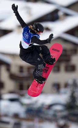 260218 -- LIVIGNO, Feb. 18, 2026 -- Zoi Sadowski Synnott of New Zealand competes during the snowboard women s slopestyle final at the Milan-Cortina 2026 Olympic Winter games, Winterspiele,Spiele, Summer games in Livigno, Italy, Feb. 18, 2026. MICO2026ITALY-LIVIGNO-OLYMPIC WINTER GAMES-SNOWBOARD-WOMEN S SNOWBOARD SLOPESTYLE-FINAL XiaxYifang  (MICO2026)ITALY-LIVIGNO-OLYMPIC WINTER GAMES-SNOWBOARD-WOMEN S SNOWBOARD SLOPESTYLE-FINAL IMAGO XiaxYifang  imago images 0847987035
