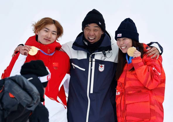 260218 -- LIVIGNO, Feb. 18, 2026 -- Fukada Mari R of Japan and Su Yiming L of China pose for photos after the snowboard women s slopestyle final at the Milan-Cortina 2026 Olympic Winter games, Winterspiele,Spiele, Summer games in Livigno, Italy, Feb. 18, 2026. MICO2026ITALY-LIVIGNO-OLYMPIC WINTER GAMES-SNOWBOARD-WOMEN S SNOWBOARD SLOPESTYLE-FINAL WangxPeng  (MICO2026)ITALY-LIVIGNO-OLYMPIC WINTER GAMES-SNOWBOARD-WOMEN S SNOWBOARD SLOPESTYLE-FINAL IMAGO WangxPeng  imago images 0847987049