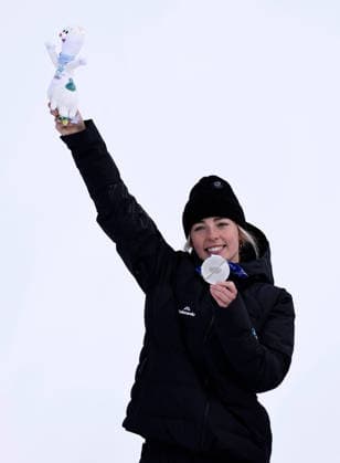 260218 -- LIVIGNO, Feb. 18, 2026 -- Silver medalist Zoi Sadowski Synnott of New Zealand poses for photos during the awarding ceremony of the snowboard women s slopestyle final at the Milan-Cortina 2026 Olympic Winter games, Winterspiele,Spiele, Summer games in Livigno, Italy, Feb. 18, 2026. MICO2026ITALY-LIVIGNO-OLYMPIC WINTER GAMES-SNOWBOARD-WOMEN S SNOWBOARD SLOPESTYLE-FINAL WangxPeng  (MICO2026)ITALY-LIVIGNO-OLYMPIC WINTER GAMES-SNOWBOARD-WOMEN S SNOWBOARD SLOPESTYLE-FINAL IMAGO WangxPeng  imago images 0847989740