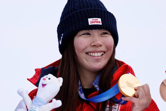 260218 -- LIVIGNO, Feb. 18, 2026 -- Gold medalist Fukada Mari of Japan poses for photos during the awarding ceremony of the snowboard women s slopestyle final at the Milan-Cortina 2026 Olympic Winter games, Winterspiele,Spiele, Summer games in Livigno, Italy, Feb. 18, 2026. MICO2026ITALY-LIVIGNO-OLYMPIC WINTER GAMES-SNOWBOARD-WOMEN S SNOWBOARD SLOPESTYLE-FINAL WangxPeng  (MICO2026)ITALY-LIVIGNO-OLYMPIC WINTER GAMES-SNOWBOARD-WOMEN S SNOWBOARD SLOPESTYLE-FINAL IMAGO WangxPeng  imago images 0847989777