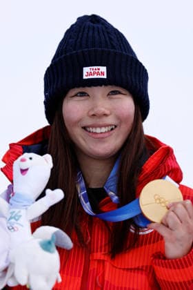 260218 -- LIVIGNO, Feb. 18, 2026 -- Gold medalist Fukada Mari of Japan poses for photos during the awarding ceremony of the snowboard women s slopestyle final at the Milan-Cortina 2026 Olympic Winter games, Winterspiele,Spiele, Summer games in Livigno, Italy, Feb. 18, 2026. MICO2026ITALY-LIVIGNO-OLYMPIC WINTER GAMES-SNOWBOARD-WOMEN S SNOWBOARD SLOPESTYLE-FINAL WangxPeng  (MICO2026)ITALY-LIVIGNO-OLYMPIC WINTER GAMES-SNOWBOARD-WOMEN S SNOWBOARD SLOPESTYLE-FINAL IMAGO WangxPeng  imago images 0847989779