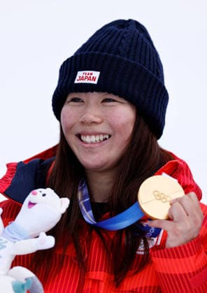 260218 -- LIVIGNO, Feb. 18, 2026 -- Gold medalist Fukada Mari of Japan poses for photos during the awarding ceremony of the snowboard women s slopestyle final at the Milan-Cortina 2026 Olympic Winter games, Winterspiele,Spiele, Summer games in Livigno, Italy, Feb. 18, 2026. MICO2026ITALY-LIVIGNO-OLYMPIC WINTER GAMES-SNOWBOARD-WOMEN S SNOWBOARD SLOPESTYLE-FINAL WangxPeng  (MICO2026)ITALY-LIVIGNO-OLYMPIC WINTER GAMES-SNOWBOARD-WOMEN S SNOWBOARD SLOPESTYLE-FINAL IMAGO WangxPeng  imago images 0847989784