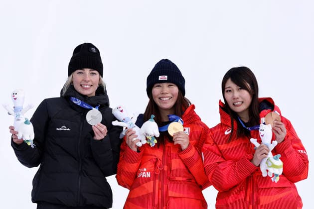 260218 -- LIVIGNO, Feb. 18, 2026 -- Gold medalist Fukada Mari of Japan, silver medalist Zoi Sadowski Synnott of New Zealand, and bronze medalist Murase Kokomo of Japan pose for photos during the awarding ceremony of the snowboard women s slopestyle final at the Milan-Cortina 2026 Olympic Winter games, Winterspiele,Spiele, Summer games in Livigno, Italy, Feb. 18, 2026. MICO2026ITALY-LIVIGNO-OLYMPIC WINTER GAMES-SNOWBOARD-WOMEN S SNOWBOARD SLOPESTYLE-FINAL WangxPeng  (MICO2026)ITALY-LIVIGNO-OLYMPIC WINTER GAMES-SNOWBOARD-WOMEN S SNOWBOARD SLOPESTYLE-FINAL IMAGO WangxPeng  imago images 0847989788