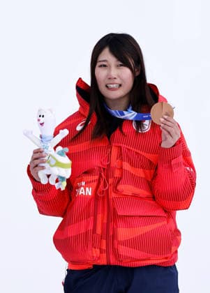 260218 -- LIVIGNO, Feb. 18, 2026 -- Bronze medalist Murase Kokomo of Japan poses for photos during the awarding ceremony of the snowboard women s slopestyle final at the Milan-Cortina 2026 Olympic Winter games, Winterspiele,Spiele, Summer games in Livigno, Italy, Feb. 18, 2026. MICO2026ITALY-LIVIGNO-OLYMPIC WINTER GAMES-SNOWBOARD-WOMEN S SNOWBOARD SLOPESTYLE-FINAL WangxPeng  (MICO2026)ITALY-LIVIGNO-OLYMPIC WINTER GAMES-SNOWBOARD-WOMEN S SNOWBOARD SLOPESTYLE-FINAL IMAGO WangxPeng  imago images 0847989791