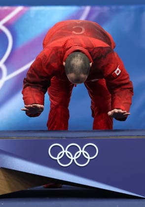 260218 -- MILAN, Feb. 18, 2026 -- Gold medalist Steven Dubois of Canada celebrates during the awarding ceremony of the short track Speed skating, Eisschnelllauf men s 500m at the Milan-Cortina 2026 Olympic Winter games, Winterspiele,Spiele, Summer games in Milan, Italy, Feb. 18, 2026. MICO2026ITALY-MILAN-OLYMPIC WINTER GAMES-SHORT TRACK SPEED SKATING-MEN S 500M-FINALS LixMing  (MICO2026)ITALY-MILAN-OLYMPIC WINTER GAMES-SHORT TRACK SPEED SKATING-MEN S 500M-FINALS IMAGO LixMing  imago images 0847990004