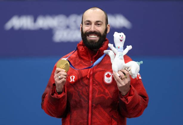 260218 -- MILAN, Feb. 18, 2026 -- Gold medalist Steven Dubois of Canada celebrates during the awarding ceremony of the short track Speed skating, Eisschnelllauf men s 500m at the Milan-Cortina 2026 Olympic Winter games, Winterspiele,Spiele, Summer games in Milan, Italy, Feb. 18, 2026. MICO2026ITALY-MILAN-OLYMPIC WINTER GAMES-SHORT TRACK SPEED SKATING-MEN S 500M-FINALS LixMing  (MICO2026)ITALY-MILAN-OLYMPIC WINTER GAMES-SHORT TRACK SPEED SKATING-MEN S 500M-FINALS IMAGO LixMing  imago images 0847990023