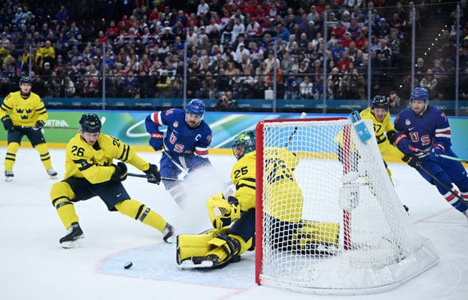 (260219) -- MILAN, Feb. 19, 2026 -- Jacob Markstrom (3rd R) of Sweden saves a goal during the Ice hockey, Eishockey men s play-offs quarterfinal between Sweden and the United States at the Milan-Cortina 2026 Olympic Winter games, Winterspiele,Spiele, Summer games in Milan, Italy, Feb. 18, 2026. ) (MICO2026)ITALY-MILAN-OLYMPIC WINTER GAMES-ICE HOCKEY-MEN-PLAY-OFFS QUARTERFINALS-SWE VS USA ZhangxHaofu 