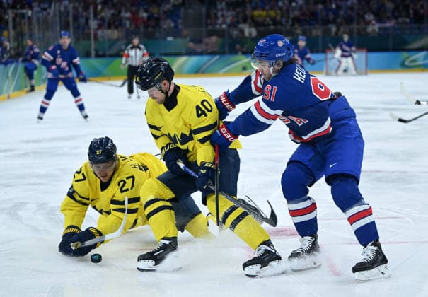 (260219) -- MILAN, Feb. 19, 2026 -- Elias Pettersson (C) of Sweden fights for the puck against Clayton Keller (R) of the United States during the Ice hockey, Eishockey men s play-offs quarterfinal between Sweden and the United States at the Milan-Cortina 2026 Olympic Winter games, Winterspiele,Spiele, Summer games in Milan, Italy, Feb. 18, 2026. ) (MICO2026)ITALY-MILAN-OLYMPIC WINTER GAMES-ICE HOCKEY-MEN-PLAY-OFFS QUARTERFINALS-SWE VS USA ZhangxHaofu 