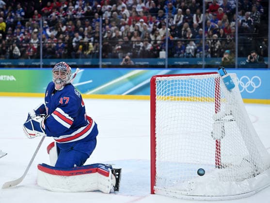 (260219) -- MILAN, Feb. 19, 2026 -- Goalkeeper Connor Hellebuyck of the United States competes during the Ice hockey, Eishockey men s play-offs quarterfinal between Sweden and the United States at the Milan-Cortina 2026 Olympic Winter games, Winterspiele,Spiele, Summer games in Milan, Italy, Feb. 18, 2026. ) (MICO2026)ITALY-MILAN-OLYMPIC WINTER GAMES-ICE HOCKEY-MEN-PLAY-OFFS QUARTERFINALS-SWE VS USA ZhangxHaofu 
