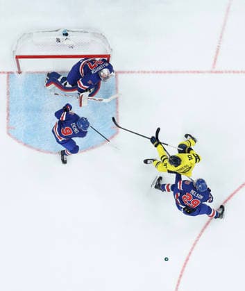 (260219) -- MILAN, Feb. 19, 2026 -- Players of both teams compete during the Ice hockey, Eishockey men s play-offs quarterfinal between Sweden and the United States at the Milan-Cortina 2026 Olympic Winter games, Winterspiele,Spiele, Summer games in Milan, Italy, Feb. 18, 2026. ) (MICO2026)ITALY-MILAN-OLYMPIC WINTER GAMES-ICE HOCKEY-MEN-PLAY-OFFS QUARTERFINALS-SWE VS USA ZhangxHaofu 