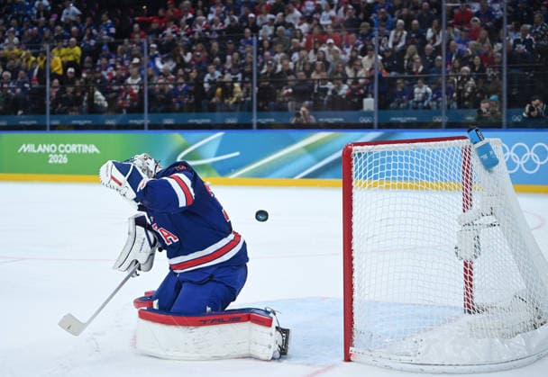 (260219) -- MILAN, Feb. 19, 2026 -- Goalkeeper Connor Hellebuyck of the United States makes a save during the Ice hockey, Eishockey men s play-offs quarterfinal between Sweden and the United States at the Milan-Cortina 2026 Olympic Winter games, Winterspiele,Spiele, Summer games in Milan, Italy, Feb. 18, 2026. ) (MICO2026)ITALY-MILAN-OLYMPIC WINTER GAMES-ICE HOCKEY-MEN-PLAY-OFFS QUARTERFINALS-SWE VS USA ZhangxHaofu 