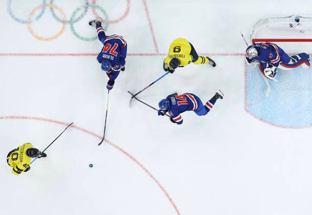 (260219) -- MILAN, Feb. 19, 2026 -- Players of both teams compete during the Ice hockey, Eishockey men s play-offs quarterfinal between Sweden and the United States at the Milan-Cortina 2026 Olympic Winter games, Winterspiele,Spiele, Summer games in Milan, Italy, Feb. 18, 2026. ) (MICO2026)ITALY-MILAN-OLYMPIC WINTER GAMES-ICE HOCKEY-MEN-PLAY-OFFS QUARTERFINALS-SWE VS USA ZhangxHaofu 