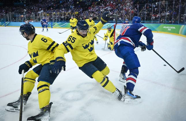 (260219) -- MILAN, Feb. 19, 2026 -- Erik Karlsson (front C) of Sweden falls during the Ice hockey, Eishockey men s play-offs quarterfinal between Sweden and the United States at the Milan-Cortina 2026 Olympic Winter games, Winterspiele,Spiele, Summer games in Milan, Italy, Feb. 18, 2026. ) (MICO2026)ITALY-MILAN-OLYMPIC WINTER GAMES-ICE HOCKEY-MEN-PLAY-OFFS QUARTERFINALS-SWE VS USA ZhangxHaofu 
