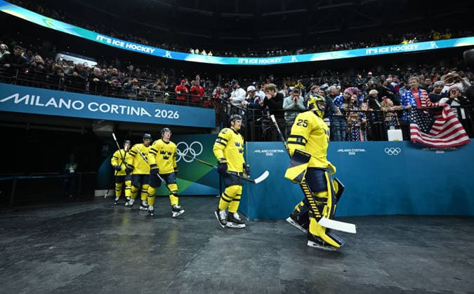 (260219) -- MILAN, Feb. 19, 2026 -- Players of Sweden walk into the court before the Ice hockey, Eishockey men s play-offs quarterfinal between Sweden and the United States at the Milan-Cortina 2026 Olympic Winter games, Winterspiele,Spiele, Summer games in Milan, Italy, Feb. 18, 2026. ) (MICO2026)ITALY-MILAN-OLYMPIC WINTER GAMES-ICE HOCKEY-MEN-PLAY-OFFS QUARTERFINALS-SWE VS USA ZhangxHaofu 