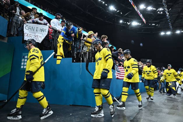 (260219) -- MILAN, Feb. 19, 2026 -- Players of Sweden leave the court after the Ice hockey, Eishockey men s play-offs quarterfinal between Sweden and the United States at the Milan-Cortina 2026 Olympic Winter games, Winterspiele,Spiele, Summer games in Milan, Italy, Feb. 18, 2026. ) (MICO2026)ITALY-MILAN-OLYMPIC WINTER GAMES-ICE HOCKEY-MEN-PLAY-OFFS QUARTERFINALS-SWE VS USA ZhangxHaofu 