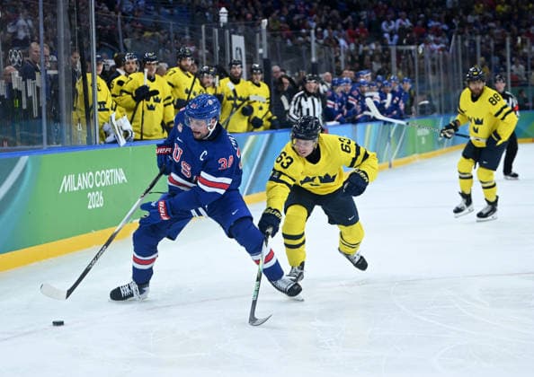 (260219) -- MILAN, Feb. 19, 2026 -- Auston Matthews (L) of the United States fights for the puck against Jesper Bratt of Sweden during the Ice hockey, Eishockey men s play-offs quarterfinal between Sweden and the United States at the Milan-Cortina 2026 Olympic Winter games, Winterspiele,Spiele, Summer games in Milan, Italy, Feb. 18, 2026. ) (MICO2026)ITALY-MILAN-OLYMPIC WINTER GAMES-ICE HOCKEY-MEN-PLAY-OFFS QUARTERFINALS-SWE VS USA ZhangxHaofu 
