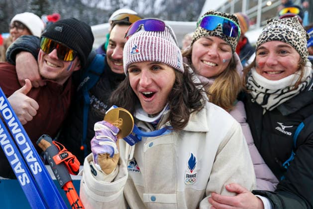 (260219) -- ANTERSELVA, Feb. 19, 2026 -- Julia Simon (front) of France celebrates with the gold medal after the awarding ceremony for the biathlon women s 4x6km relay at the 2026 Milan-Cortina Winter Olympics in Anterselva, Italy, Feb. 18, 2026. ) (MICO2026)ITALY-ANTERSELVA-OLYMPIC Winter games, Winterspiele,Spiele, Summer games BIATHLON-WOMEN S 4x6KM RELAY ZhangxTao 