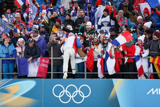 (260219) -- ANTERSELVA, Feb. 19, 2026 -- A player of France celebrates with the spectators after the awarding ceremony for the biathlon women s 4x6km relay at the 2026 Milan-Cortina Winter Olympics in Anterselva, Italy, Feb. 18, 2026. ) (MICO2026)ITALY-ANTERSELVA-OLYMPIC Winter games, Winterspiele,Spiele, Summer games BIATHLON-WOMEN S 4x6KM RELAY ZhangxTao 