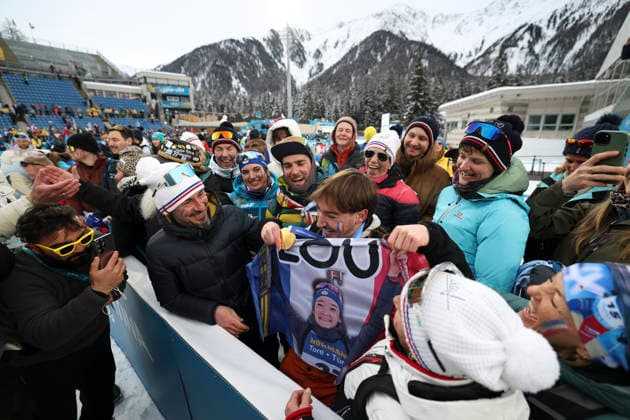 (260219) -- ANTERSELVA, Feb. 19, 2026 -- A spectator celebrates with the gold medal of Lou Jeanmonnot of France after the awarding ceremony for the biathlon women s 4x6km relay at the 2026 Milan-Cortina Winter Olympics in Anterselva, Italy, Feb. 18, 2026. ) (MICO2026)ITALY-ANTERSELVA-OLYMPIC Winter games, Winterspiele,Spiele, Summer games BIATHLON-WOMEN S 4x6KM RELAY ZhangxTao 