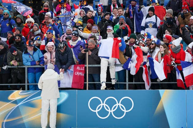 (260219) -- ANTERSELVA, Feb. 19, 2026 -- Players of France celebrate with the spectators after the awarding ceremony for the biathlon women s 4x6km relay at the 2026 Milan-Cortina Winter Olympics in Anterselva, Italy, Feb. 18, 2026. ) (MICO2026)ITALY-ANTERSELVA-OLYMPIC Winter games, Winterspiele,Spiele, Summer games BIATHLON-WOMEN S 4x6KM RELAY ZhangxTao 