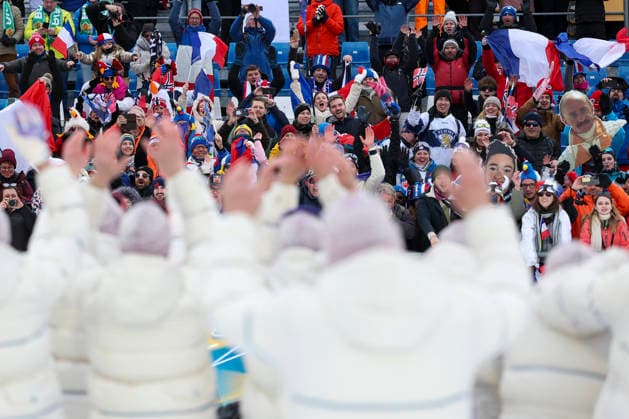 (260219) -- ANTERSELVA, Feb. 19, 2026 -- Team France celebrate with the spectators after the awarding ceremony for the biathlon women s 4x6km relay at the 2026 Milan-Cortina Winter Olympics in Anterselva, Italy, Feb. 18, 2026. ) (MICO2026)ITALY-ANTERSELVA-OLYMPIC Winter games, Winterspiele,Spiele, Summer games BIATHLON-WOMEN S 4x6KM RELAY ZhangxTao 