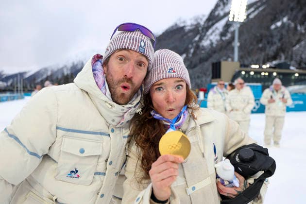(260219) -- ANTERSELVA, Feb. 19, 2026 -- Lou Jeanmonnot (R) of France celebrates with the gold medal after the awarding ceremony for the biathlon women s 4x6km relay at the 2026 Milan-Cortina Winter Olympics in Anterselva, Italy, Feb. 18, 2026. ) (MICO2026)ITALY-ANTERSELVA-OLYMPIC Winter games, Winterspiele,Spiele, Summer games BIATHLON-WOMEN S 4x6KM RELAY ZhangxTao 