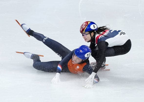 (260219) -- MILAN, Feb. 19, 2026 -- Michelle Velzeboer (L) of the Netherlands falls during the short track Speed skating, Eisschnelllauf women s 3000m relay final A at the Milan-Cortina 2026 Olympic Winter games, Winterspiele,Spiele, Summer games in Milan, Italy, Feb. 18, 2026. ) (MICO2026)ITALY-MILAN-OLYMPIC WINTER GAMES-SHORT TRACK SPEED SKATING-WOMEN S 3000M RELAY-FINALS XuexYuge 