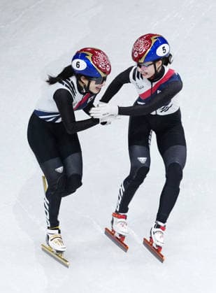 (260219) -- MILAN, Feb. 19, 2026 -- Choi Minjeong (R) and Kim Gilli of South Korea celebrate after the short track Speed skating, Eisschnelllauf women s 3000m relay final A at the Milan-Cortina 2026 Olympic Winter games, Winterspiele,Spiele, Summer games in Milan, Italy, Feb. 18, 2026. ) (MICO2026)ITALY-MILAN-OLYMPIC WINTER GAMES-SHORT TRACK SPEED SKATING-WOMEN S 3000M RELAY-FINALS XuexYuge 