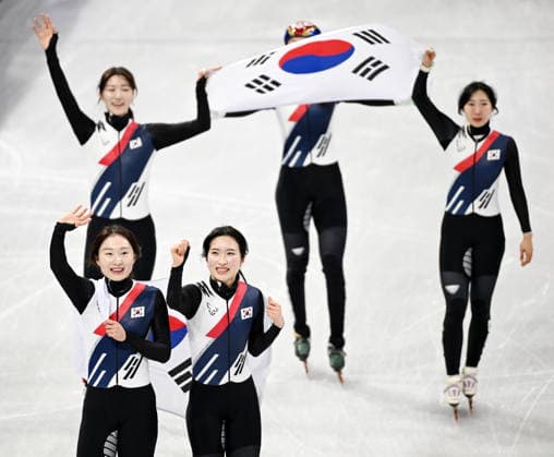 (260219) -- MILAN, Feb. 19, 2026 -- Players of South Korea celebrate after the short track Speed skating, Eisschnelllauf women s 3000m relay final A at the Milan-Cortina 2026 Olympic Winter games, Winterspiele,Spiele, Summer games in Milan, Italy, Feb. 18, 2026. ) (MICO2026)ITALY-MILAN-OLYMPIC WINTER GAMES-SHORT TRACK SPEED SKATING-WOMEN S 3000M RELAY-FINALS ChengxMin 