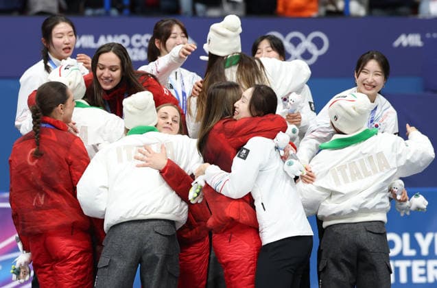 (260219) -- MILAN, Feb. 19, 2026 -- Gold medalists players of South Korea, silver medalists players of Italy and bronze medalists players of Canada hug each other during the awarding ceremony for the short track Speed skating, Eisschnelllauf women s 3000m relay final A at the Milan-Cortina 2026 Olympic Winter games, Winterspiele,Spiele, Summer games in Milan, Italy, Feb. 18, 2026. ) (MICO2026)ITALY-MILAN-OLYMPIC WINTER GAMES-SHORT TRACK SPEED SKATING-WOMEN S 3000M RELAY-FINALS LixMing 