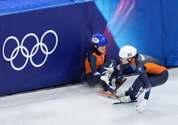 (260219) -- MILAN, Feb. 19, 2026 -- Michelle Velzeboer (L) and Selma Poutsma of the Netherlands complete the handover during the short track Speed skating, Eisschnelllauf women s 3000m relay final A at the Milan-Cortina 2026 Olympic Winter games, Winterspiele,Spiele, Summer games in Milan, Italy, Feb. 18, 2026. ) (MICO2026)ITALY-MILAN-OLYMPIC WINTER GAMES-SHORT TRACK SPEED SKATING-WOMEN S 3000M RELAY-FINALS XuexYuge 