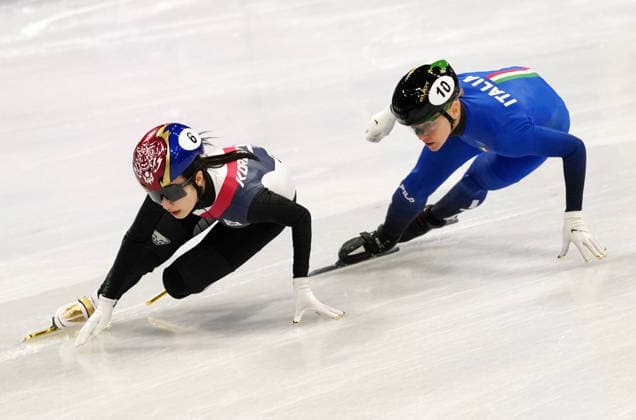 (260219) -- MILAN, Feb. 19, 2026 -- Kim Gilli (L) of South Korea and Arianna Fontana of Italy compete during the short track Speed skating, Eisschnelllauf women s 3000m relay final A at the Milan-Cortina 2026 Olympic Winter games, Winterspiele,Spiele, Summer games in Milan, Italy, Feb. 18, 2026. ) (MICO2026)ITALY-MILAN-OLYMPIC WINTER GAMES-SHORT TRACK SPEED SKATING-WOMEN S 3000M RELAY-FINALS LaixXiangdong 