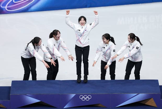 (260219) -- MILAN, Feb. 19, 2026 -- Gold medalists players of South Korea celebrate during the awarding ceremony for the short track Speed skating, Eisschnelllauf women s 3000m relay final A at the Milan-Cortina 2026 Olympic Winter games, Winterspiele,Spiele, Summer games in Milan, Italy, Feb. 18, 2026. ) (MICO2026)ITALY-MILAN-OLYMPIC WINTER GAMES-SHORT TRACK SPEED SKATING-WOMEN S 3000M RELAY-FINALS XuexYuge 
