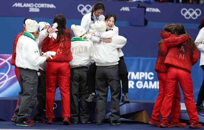 (260219) -- MILAN, Feb. 19, 2026 -- Gold medalists players of South Korea, silver medalists players of Italy and bronze medalists players of Canada hug each other during the awarding ceremony for the short track Speed skating, Eisschnelllauf women s 3000m relay final A at the Milan-Cortina 2026 Olympic Winter games, Winterspiele,Spiele, Summer games in Milan, Italy, Feb. 18, 2026. ) (MICO2026)ITALY-MILAN-OLYMPIC WINTER GAMES-SHORT TRACK SPEED SKATING-WOMEN S 3000M RELAY-FINALS LixMing 