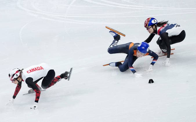 (260219) -- MILAN, Feb. 19, 2026 -- Michelle Velzeboer (C) of the Netherlands falls during the short track Speed skating, Eisschnelllauf women s 3000m relay final A at the Milan-Cortina 2026 Olympic Winter games, Winterspiele,Spiele, Summer games in Milan, Italy, Feb. 18, 2026. ) (MICO2026)ITALY-MILAN-OLYMPIC WINTER GAMES-SHORT TRACK SPEED SKATING-WOMEN S 3000M RELAY-FINALS XuexYuge 