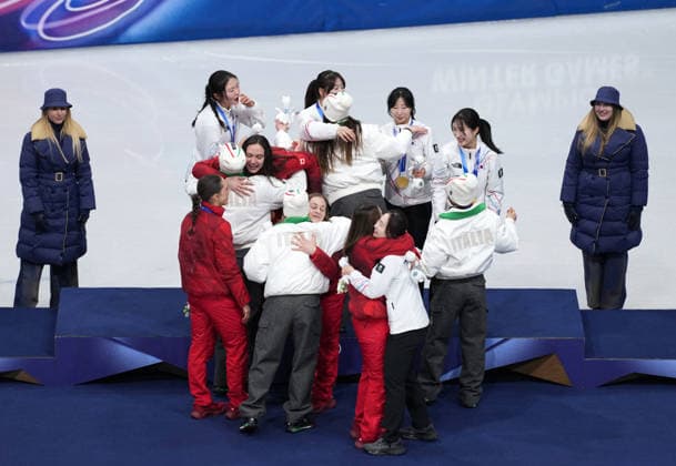 (260219) -- MILAN, Feb. 19, 2026 -- Gold medalists players of South Korea, silver medalists players of Italy and bronze medalists players of Canada hug each other during the awarding ceremony for the short track Speed skating, Eisschnelllauf women s 3000m relay final A at the Milan-Cortina 2026 Olympic Winter games, Winterspiele,Spiele, Summer games in Milan, Italy, Feb. 18, 2026. ) (MICO2026)ITALY-MILAN-OLYMPIC WINTER GAMES-SHORT TRACK SPEED SKATING-WOMEN S 3000M RELAY-FINALS XuexYuge 